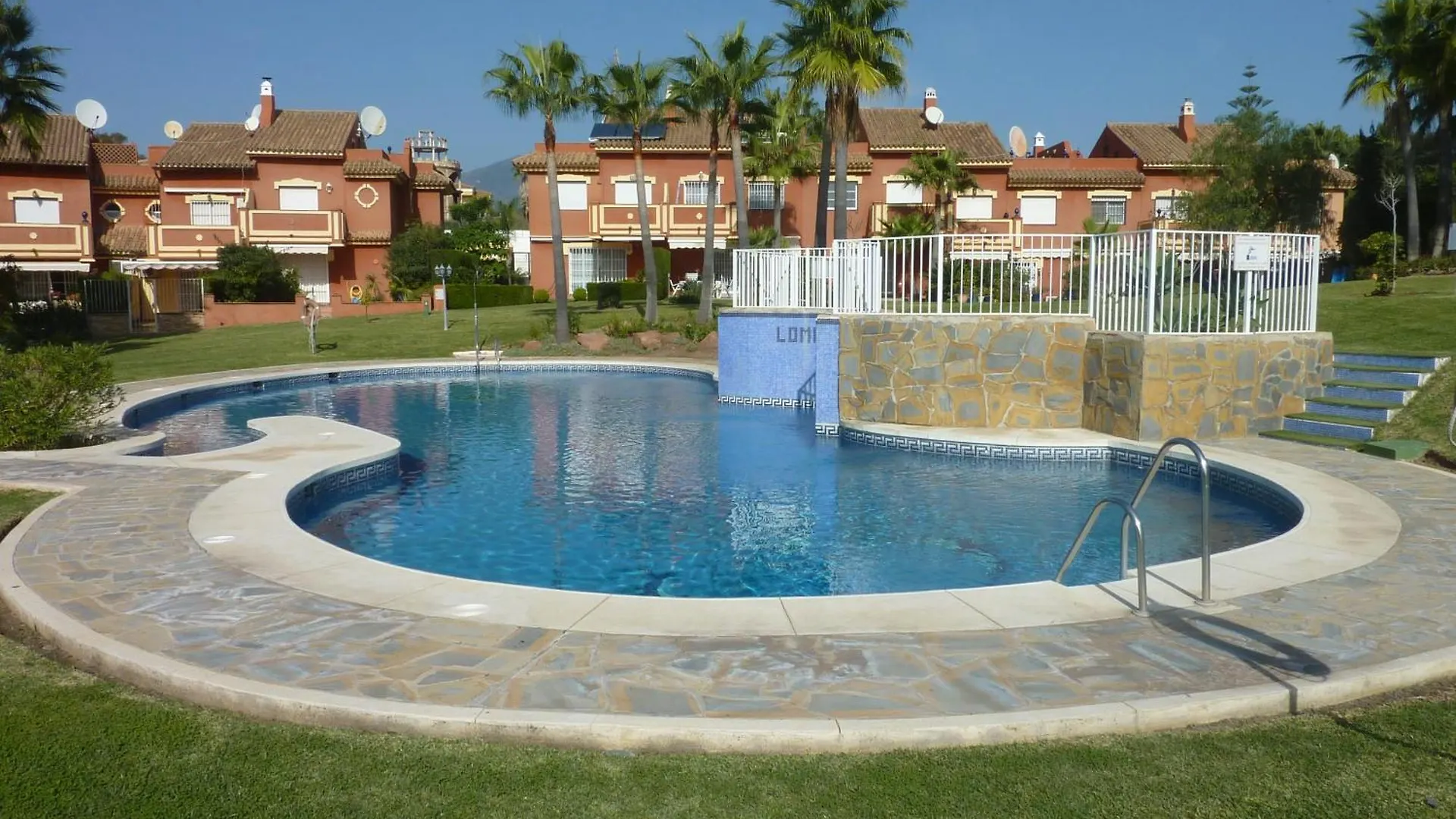 1264: 3 Bed Townhouse In Monte Biarritz Paraiso Estepona Spagna